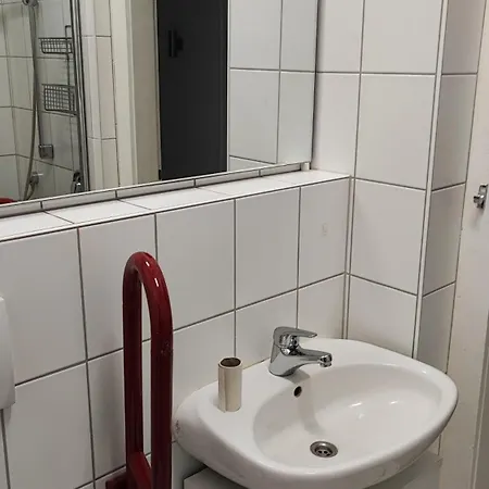 Grosse Monteurwohnung Andre Bei Wuerzburg Bis 6 Personen Mit Eigenen Gratis Parklaetzen Und Grill Und Wlan 3x Schlafzimmer - Nur Einzelbetten Apartmán