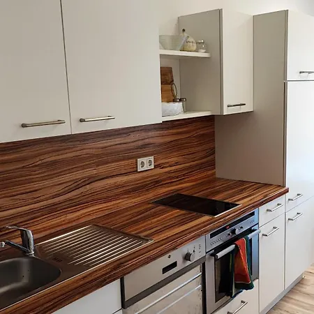 Grosse Monteurwohnung Andre Bei Wuerzburg Bis 6 Personen Mit Eigenen Gratis Parklaetzen Und Grill Und Wlan 3x Schlafzimmer - Nur Einzelbetten Apartmán Veitshöchheim