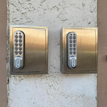 Grosse Monteurwohnung Andre Bei Wuerzburg Bis 6 Personen Mit Eigenen Gratis Parklaetzen Und Grill Und Wlan 3x Schlafzimmer - Nur Einzelbetten Veitshöchheim
