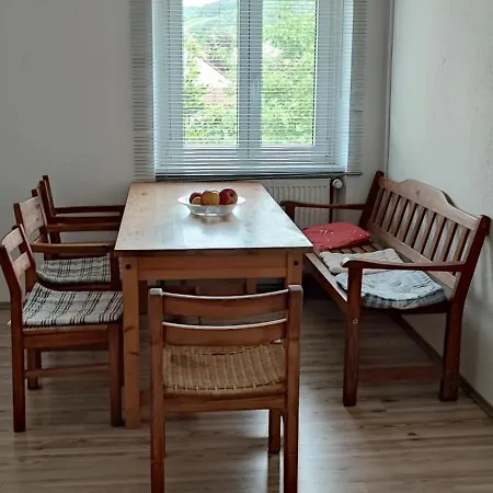 Grosse Monteurwohnung Andre Bei Wuerzburg Bis 6 Personen Mit Eigenen Gratis Parklaetzen Und Grill Und Wlan 3x Schlafzimmer - Nur Einzelbetten Apartmán *