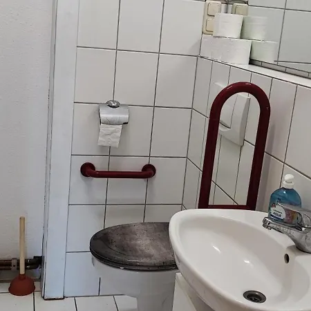 Grosse Monteurwohnung Andre Bei Wuerzburg Bis 6 Personen Mit Eigenen Gratis Parklaetzen Und Grill Und Wlan 3x Schlafzimmer - Nur Einzelbetten