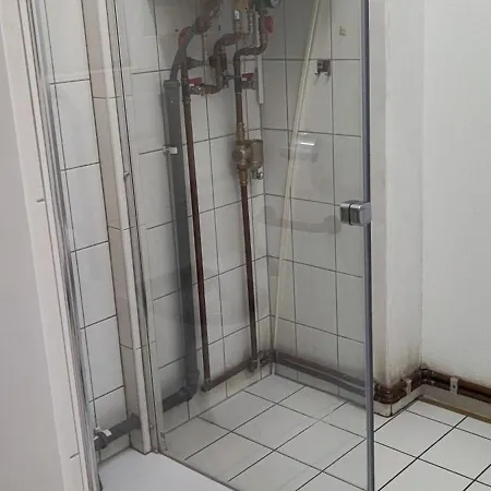 Grosse Monteurwohnung Andre Bei Wuerzburg Bis 6 Personen Mit Eigenen Gratis Parklaetzen Und Grill Und Wlan 3x Schlafzimmer - Nur Einzelbetten Apartmán Veitshöchheim
