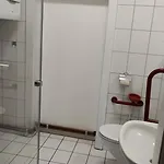 Grosse Monteurwohnung Bei Wuerzburg Bis 6 Personen Mit Eigenen Gratis Parklaetzen Und Grill Und Wlan 3x Schlafzimmer - Nur Einzelbetten Apartmán Veitshöchheim