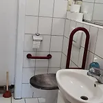 Grosse Monteurwohnung Bei Wuerzburg Bis 6 Personen Mit Eigenen Gratis Parklaetzen Und Grill Und Wlan 3x Schlafzimmer - Nur Einzelbetten