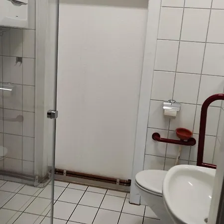 Grosse Monteurwohnung Andre Bei Wuerzburg Bis 6 Personen Mit Eigenen Gratis Parklaetzen Und Grill Und Wlan 3x Schlafzimmer - Nur Einzelbetten Lejlighed Veitshöchheim