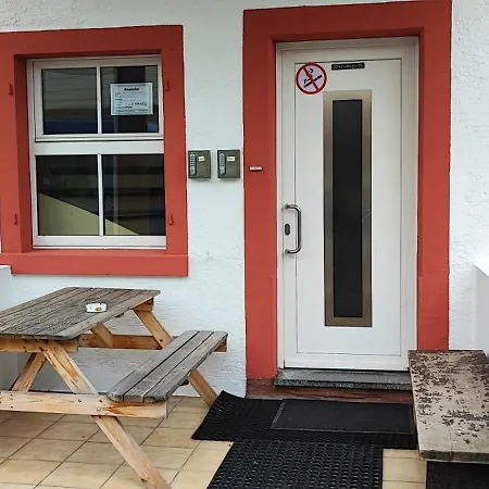 Grosse Monteurwohnung Andre Bei Wuerzburg Bis 6 Personen Mit Eigenen Gratis Parklaetzen Und Grill Und Wlan 3x Schlafzimmer - Nur Einzelbetten Lejlighed Veitshöchheim