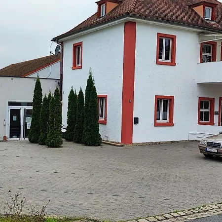 Grosse Monteurwohnung Andre Bei Wuerzburg Bis 6 Personen Mit Eigenen Gratis Parklaetzen Und Grill Und Wlan 3x Schlafzimmer - Nur Einzelbetten * Veitshöchheim