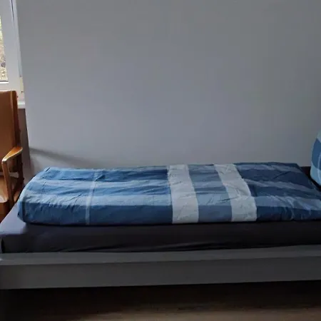 Grosse Monteurwohnung Andre Bei Wuerzburg Bis 6 Personen Mit Eigenen Gratis Parklaetzen Und Grill Und Wlan 3x Schlafzimmer - Nur Einzelbetten Veitshöchheim
