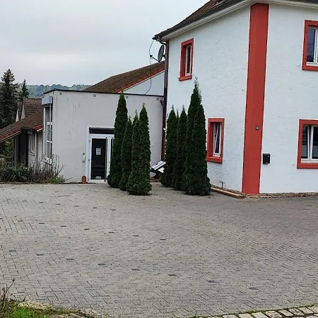 Grosse Monteurwohnung Andre Bei Wuerzburg Bis 6 Personen Mit Eigenen Gratis Parklaetzen Und Grill Und Wlan 3x Schlafzimmer - Nur Einzelbetten Veitshöchheim