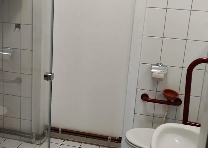 Monteurwohnung Bei Würzburg Bis 6 Personen Mit Gratis Parklätzen Und Grill Und Wlan 3x Schlafzimmer Und Grill Apartment Veitshöchheim